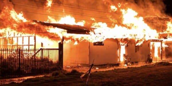 Un incendio destruyó el hogar de adultos mayores El Edén en Villa Comuy, Pitrufquén, dejando 16 fallecidos y 10 evacuados; la municipalidad había pedido fiscalizar el recinto en febrero.
