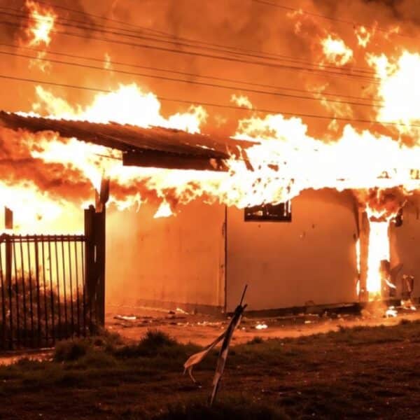 Un incendio destruyó el hogar de adultos mayores El Edén en Villa Comuy, Pitrufquén, dejando 16 fallecidos y 10 evacuados; la municipalidad había pedido fiscalizar el recinto en febrero.