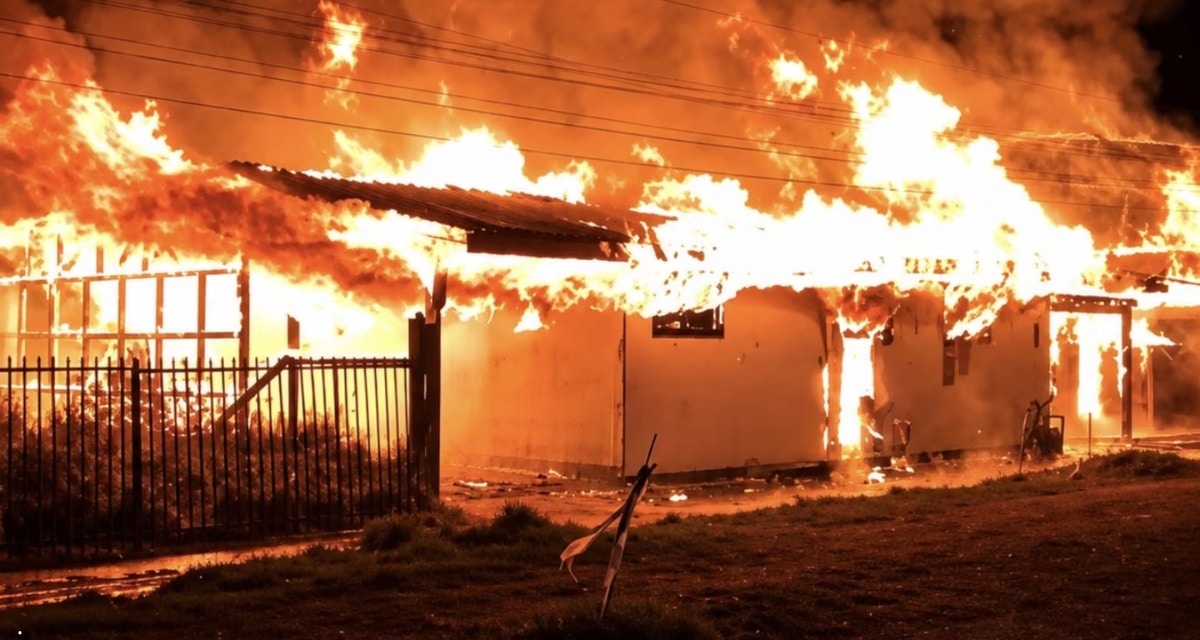 Un incendio destruyó el hogar de adultos mayores El Edén en Villa Comuy, Pitrufquén, dejando 16 fallecidos y 10 evacuados; la municipalidad había pedido fiscalizar el recinto en febrero.