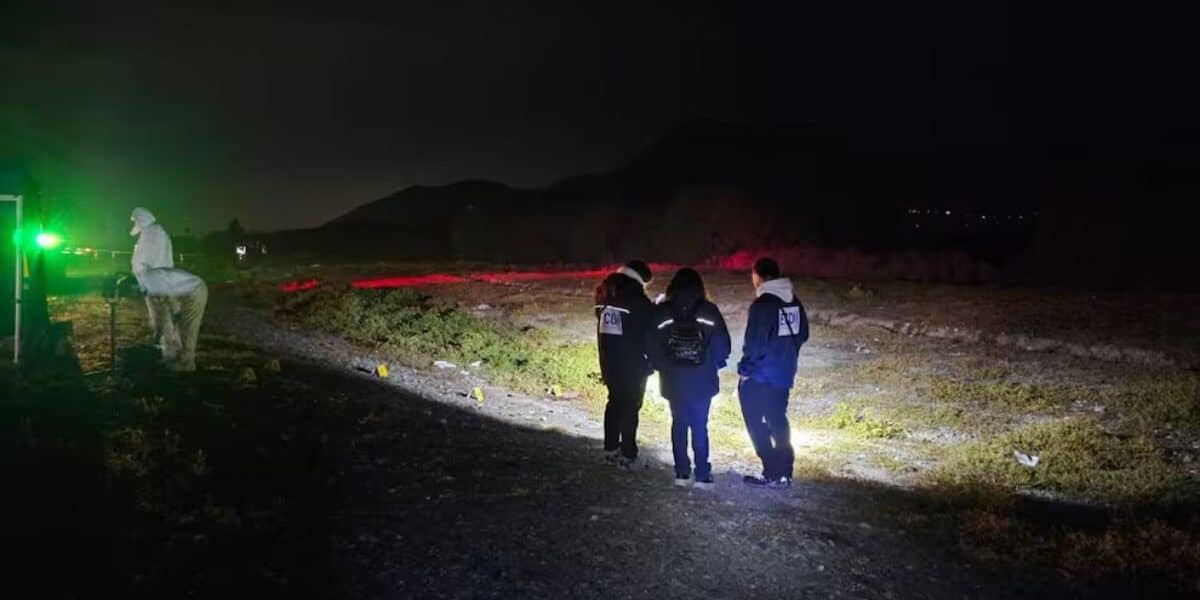 Personal de la PDI trabaja en un sitio eriazo junto a la autopista Acceso Sur en Buin, donde investigan la muerte de un adolescente.
