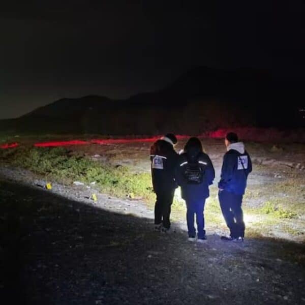 Personal de la PDI trabaja en un sitio eriazo junto a la autopista Acceso Sur en Buin, donde investigan la muerte de un adolescente.