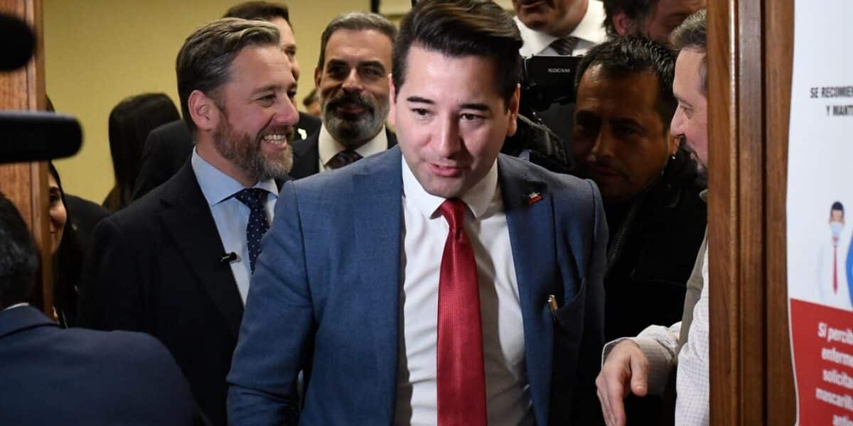 El diputado Javier Olivares afirmó que las Malvinas son inglesas al defender la soberanía chilena del Estrecho de Magallanes y desató críticas en Argentina