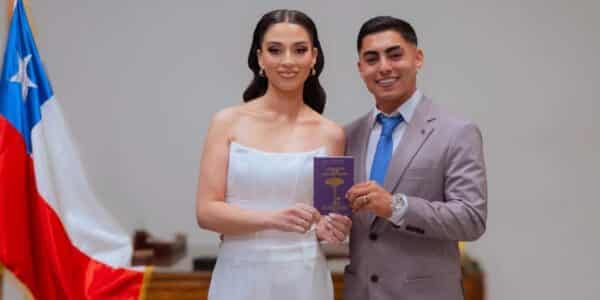 Composición fotográfica dividida que muestra al futbolista Jordhy Thompson en la cancha y a su esposa Camila Sepúlveda