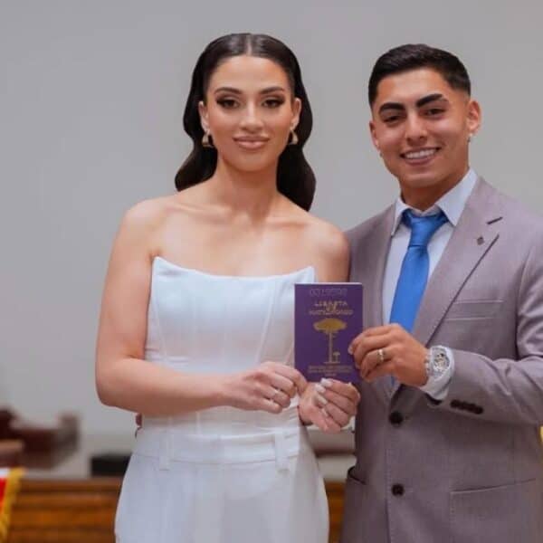 Composición fotográfica dividida que muestra al futbolista Jordhy Thompson en la cancha y a su esposa Camila Sepúlveda