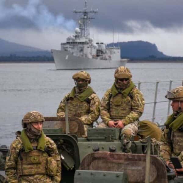 El exministro José Antonio Gómez en una intervención pública, en alusión a sus declaraciones en Radio Usach donde advirtió sobre las pretensiones territoriales de Argentina hacia la Antártica y el Estrecho de Magallanes, respaldando el fortalecimiento militar disuasivo chileno en la zona sur mientras criticó la adhesión del país al pacto de seguridad estadounidense.