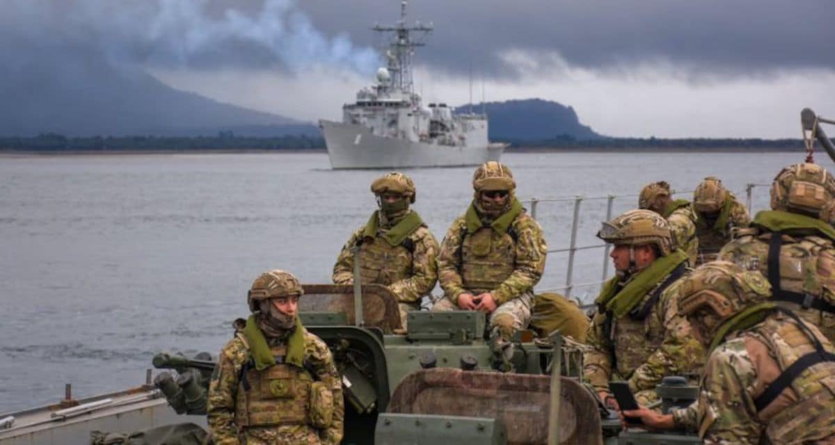 El exministro José Antonio Gómez en una intervención pública, en alusión a sus declaraciones en Radio Usach donde advirtió sobre las pretensiones territoriales de Argentina hacia la Antártica y el Estrecho de Magallanes, respaldando el fortalecimiento militar disuasivo chileno en la zona sur mientras criticó la adhesión del país al pacto de seguridad estadounidense.