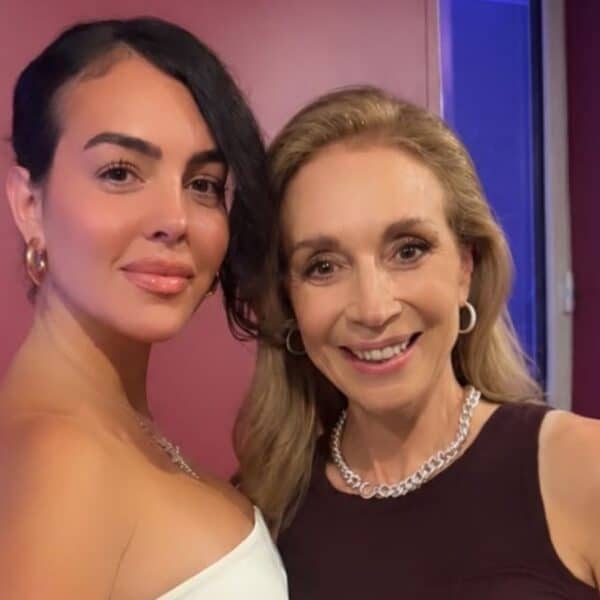 Karen Doggenweiler, animadora de Mucho Gusto y del Festival de Viña del Mar, en un registro de su trabajo televisivo, en un contexto en que la periodista compartió un inesperado encuentro con Georgina Rodríguez durante su viaje a Francia.
