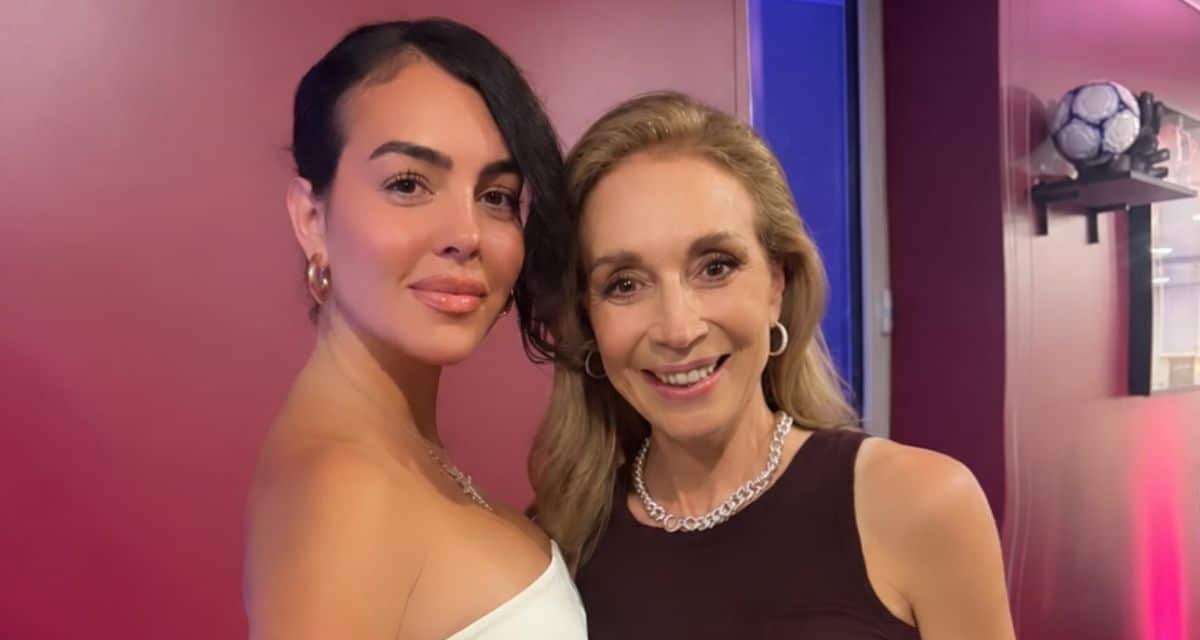 Karen Doggenweiler, animadora de Mucho Gusto y del Festival de Viña del Mar, en un registro de su trabajo televisivo, en un contexto en que la periodista compartió un inesperado encuentro con Georgina Rodríguez durante su viaje a Francia.
