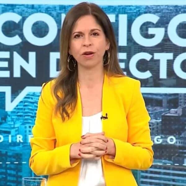 Karina Álvarez en el estudio de CHV Noticias, la periodista que recibió una dura columna de Alejandra Valle tras sus momentos virales.