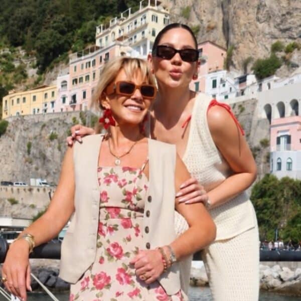 Kel Calderón y Raquel Argandoña mostraron el giro de su viaje por Europa con fotos en Amalfi, Italia, tras superar el percance que las obligó a caminar hasta su hotel
