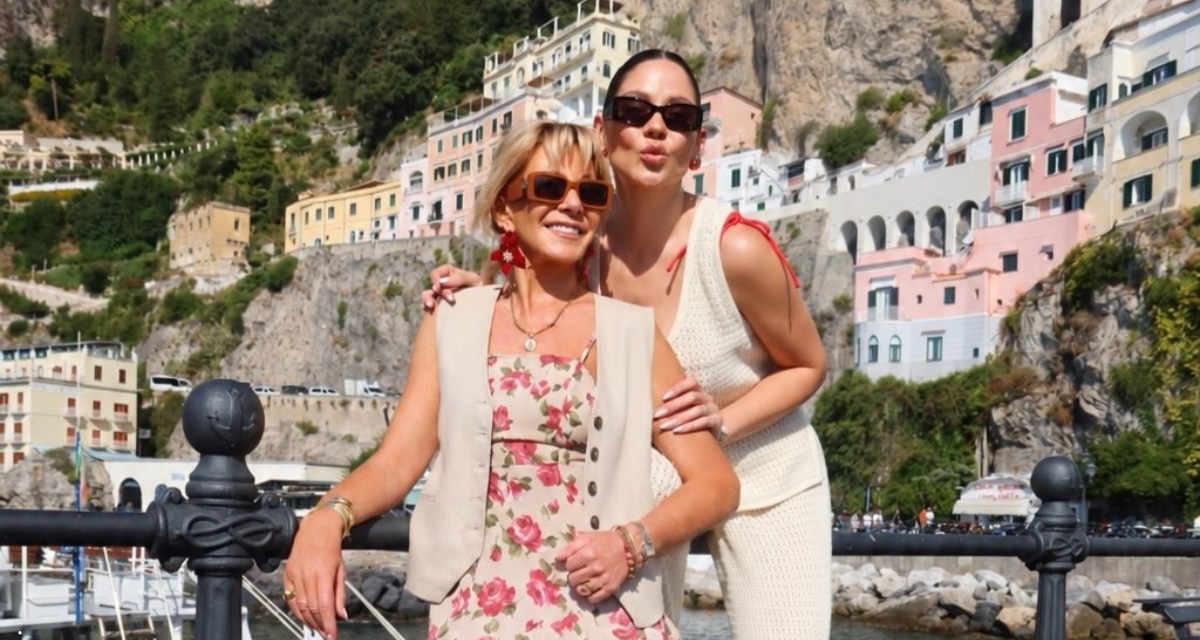 Kel Calderón y Raquel Argandoña mostraron el giro de su viaje por Europa con fotos en Amalfi, Italia, tras superar el percance que las obligó a caminar hasta su hotel