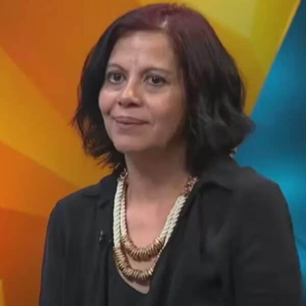 Laura Landaeta, escritora y comunicadora chilena, fue cuestionada por el programa Modo Cahuín que aseguró que no sería periodista titulada, dato no comprobado que ya generó reacciones