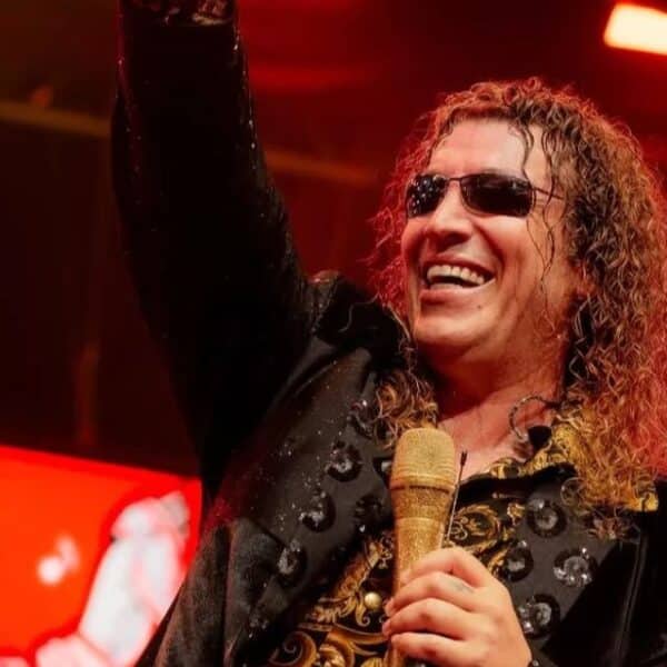 El cantante Leo Rey graba un video para sus seguidores de Instagram donde celebra haber cumplido uno de sus máximos sueños personales.