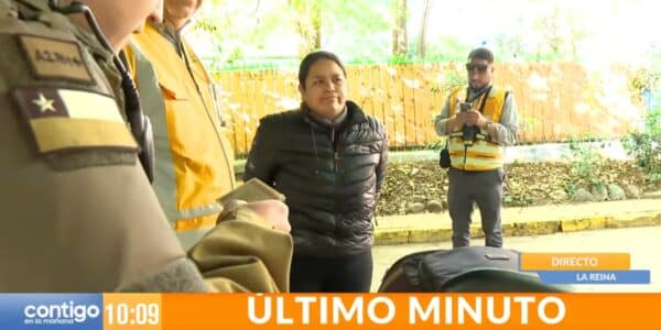 Funcionarios del Ministerio de Transportes fiscalizan a motociclistas en un operativo vehicular en la comuna de La Reina, donde una conductora con licencia venezolana fue controlada tras intentar escapar.