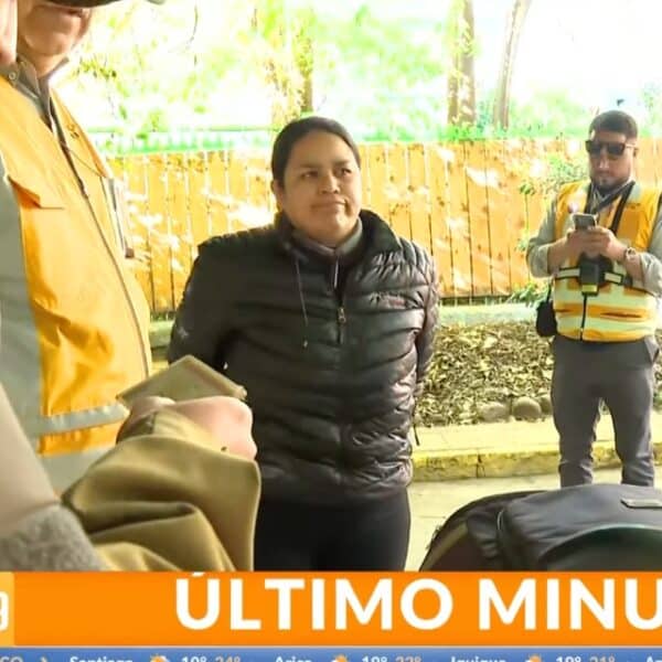 Funcionarios del Ministerio de Transportes fiscalizan a motociclistas en un operativo vehicular en la comuna de La Reina, donde una conductora con licencia venezolana fue controlada tras intentar escapar.