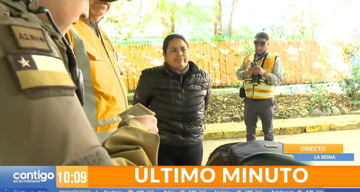 Funcionarios del Ministerio de Transportes fiscalizan a motociclistas en un operativo vehicular en la comuna de La Reina, donde una conductora con licencia venezolana fue controlada tras intentar escapar.