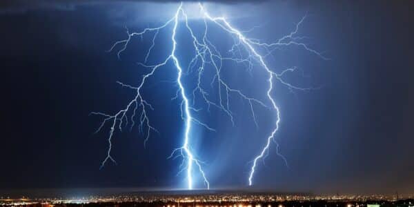 Cielo cubierto y lluvia sobre el centro de Santiago: el pronóstico anuncia el regreso de la lluvia en Santiago con probabilidad de tormentas eléctricas para los próximos días.