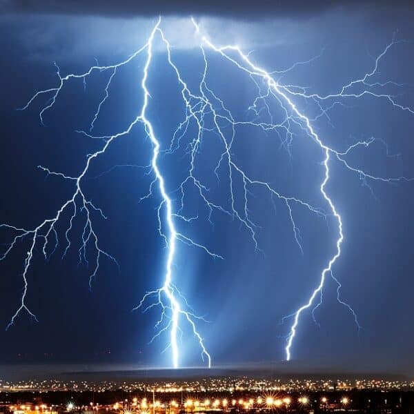 Cielo cubierto y lluvia sobre el centro de Santiago: el pronóstico anuncia el regreso de la lluvia en Santiago con probabilidad de tormentas eléctricas para los próximos días.