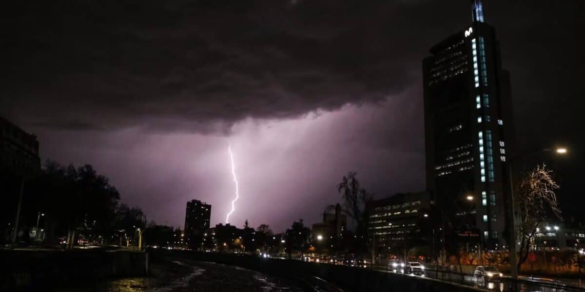 Santiago amaneció con lloviznas este viernes 11 de septiembre y se espera un peak de precipitaciones entre las 18:00 y 20:00 horas, con probabilidad de tormentas eléctricas.