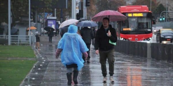 El pronóstico anticipa el regreso de la lluvia a Santiago entre el miércoles 9 y el viernes 11 de septiembre, con hasta 12 milímetros el jueves.