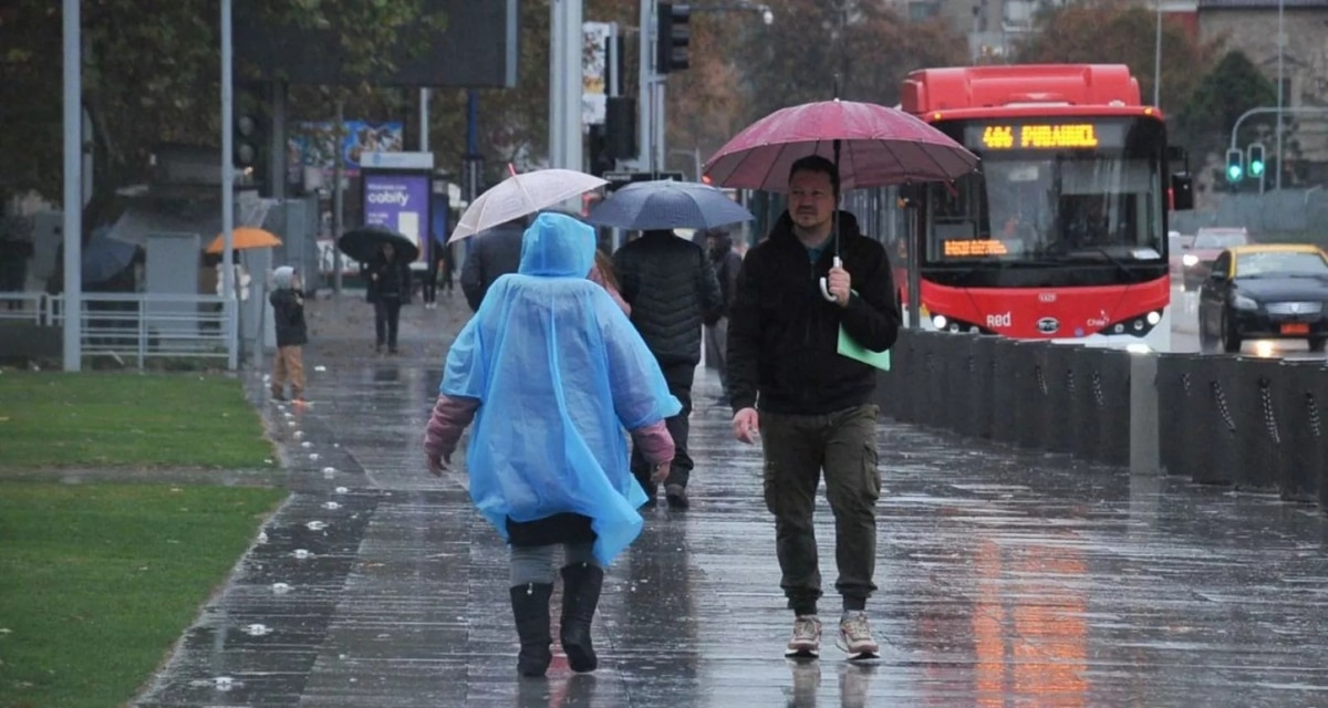 El pronóstico anticipa el regreso de la lluvia a Santiago entre el miércoles 9 y el viernes 11 de septiembre, con hasta 12 milímetros el jueves.