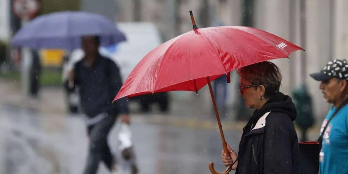 Calles anegadas por lluvias intensas en una ciudad del sur de Chile, bajo el contexto de la alarma meteorológica emitida por la DMC por sistema frontal.