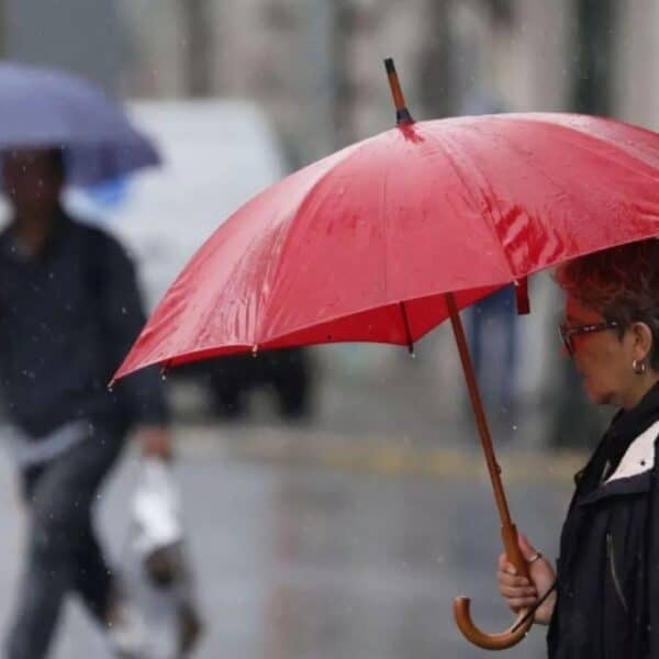 Calles anegadas por lluvias intensas en una ciudad del sur de Chile, bajo el contexto de la alarma meteorológica emitida por la DMC por sistema frontal.