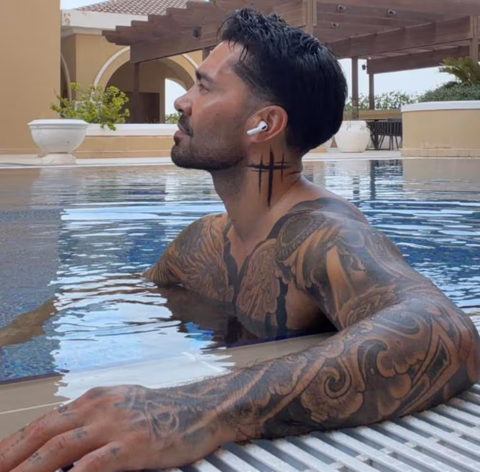 Luis Jiménez posa en una fotografía tomada durante un día soleado en Qatar, imagen que compartió en su cuenta oficial de Instagram.