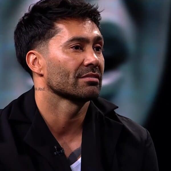 Luis "Mago" Jiménez durante su entrevista en Primer Plano, con el tatuaje de "María José" visible en su cuello.