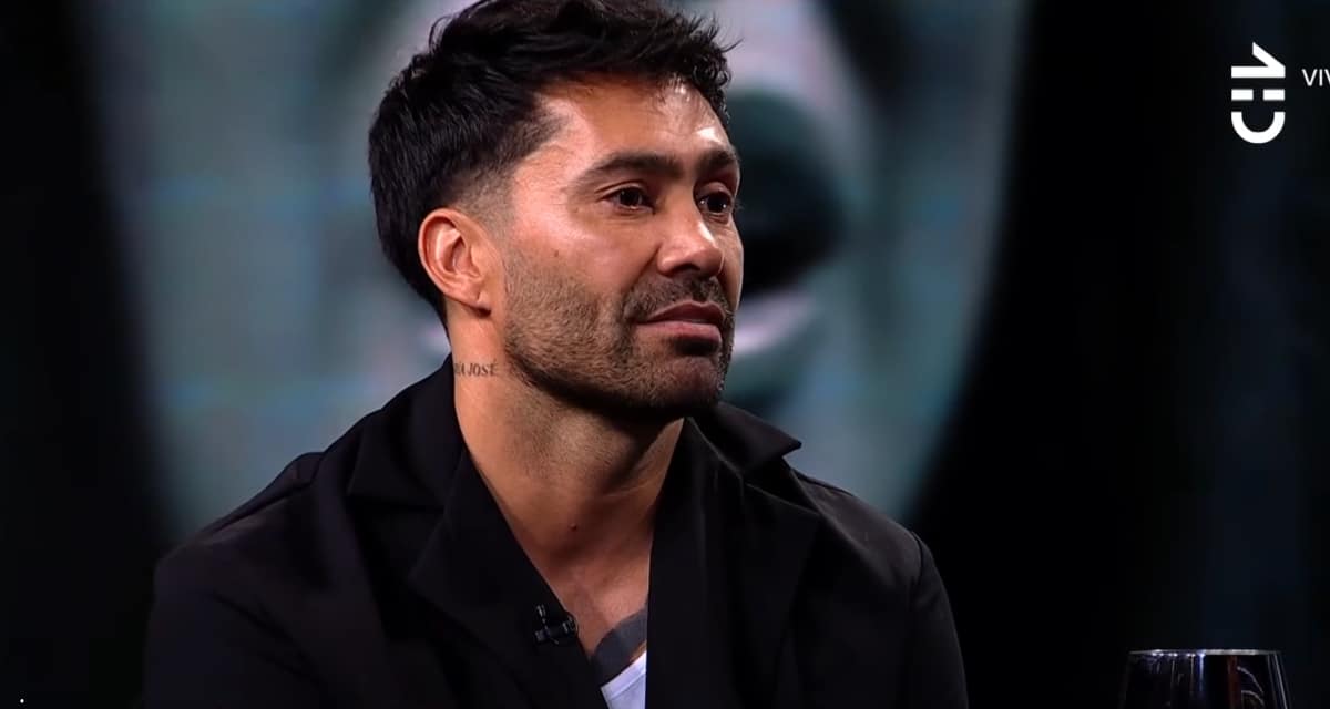 Luis "Mago" Jiménez durante su entrevista en Primer Plano, con el tatuaje de "María José" visible en su cuello.