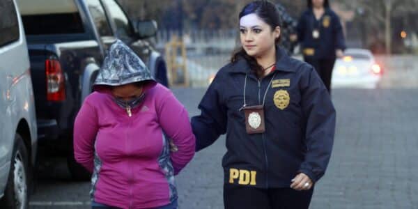 Una mujer de 41 años fue formalizada en San Antonio como presunta autora de violación reiterada y favorecimiento de explotación sexual infantil contra su hija de 11 años