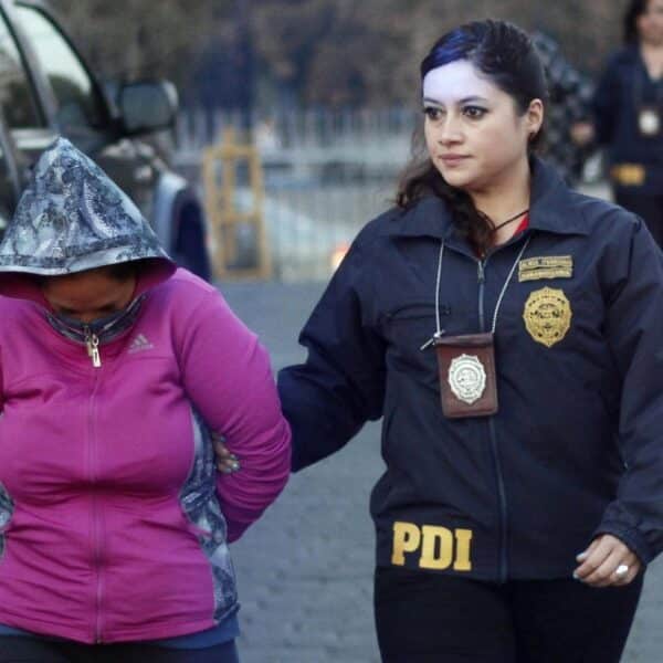 Una mujer de 41 años fue formalizada en San Antonio como presunta autora de violación reiterada y favorecimiento de explotación sexual infantil contra su hija de 11 años