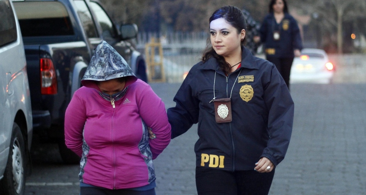 Una mujer de 41 años fue formalizada en San Antonio como presunta autora de violación reiterada y favorecimiento de explotación sexual infantil contra su hija de 11 años