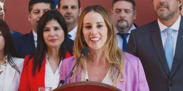 Mara Sedini recibió una ola de burlas en redes sociales tras publicar una fotografía generada con inteligencia artificial en una fonda.