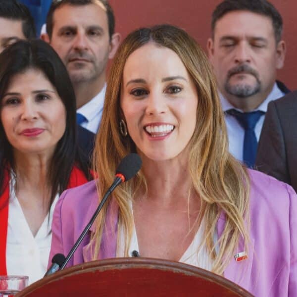 Mara Sedini recibió una ola de burlas en redes sociales tras publicar una fotografía generada con inteligencia artificial en una fonda.