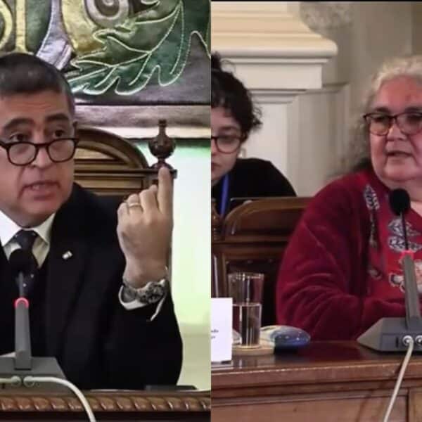 Mario Desbordes en el concejo municipal de Santiago visiblemente molesto durante la sesión