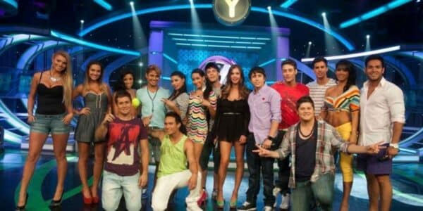 Mario Velasco, animador chileno y ex rostro de Yingo, en un registro de su carrera televisiva, en un contexto en que fue confirmado como panelista de Alfombra Roja en Canal 13, marcando su regreso a la pantalla tras un año alejado.