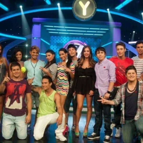Mario Velasco, animador chileno y ex rostro de Yingo, en un registro de su carrera televisiva, en un contexto en que fue confirmado como panelista de Alfombra Roja en Canal 13, marcando su regreso a la pantalla tras un año alejado.