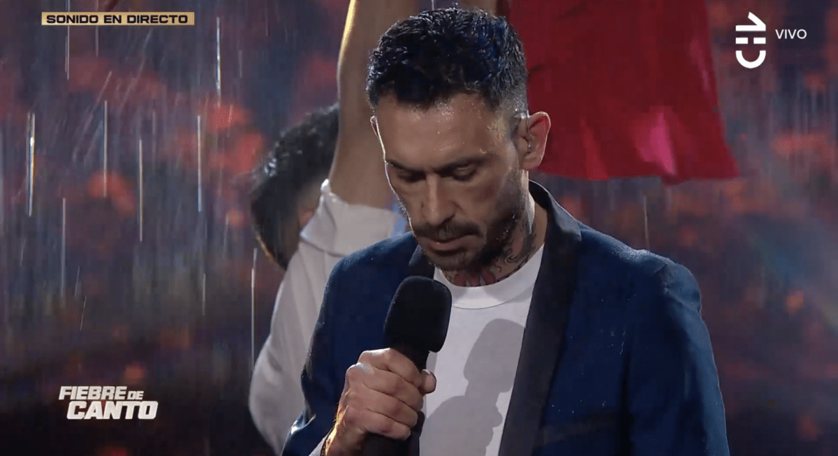 El exfutbolista Mauricio Pinilla desató fuertes rumores de renuncia al programa Fiebre de Canto tras presentarse leyendo la letra de una canción desde su celular, abandonar el estudio televisivo antes de recibir las calificaciones y publicar un enigmático mensaje de despedida en sus redes sociales.