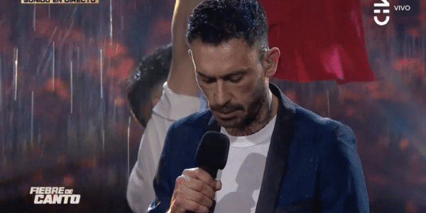 El exfutbolista Mauricio Pinilla desató fuertes rumores de renuncia al programa Fiebre de Canto tras presentarse leyendo la letra de una canción desde su celular, abandonar el estudio televisivo antes de recibir las calificaciones y publicar un enigmático mensaje de despedida en sus redes sociales.