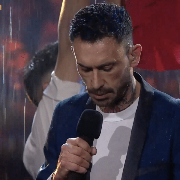 El exfutbolista Mauricio Pinilla desató fuertes rumores de renuncia al programa Fiebre de Canto tras presentarse leyendo la letra de una canción desde su celular, abandonar el estudio televisivo antes de recibir las calificaciones y publicar un enigmático mensaje de despedida en sus redes sociales.