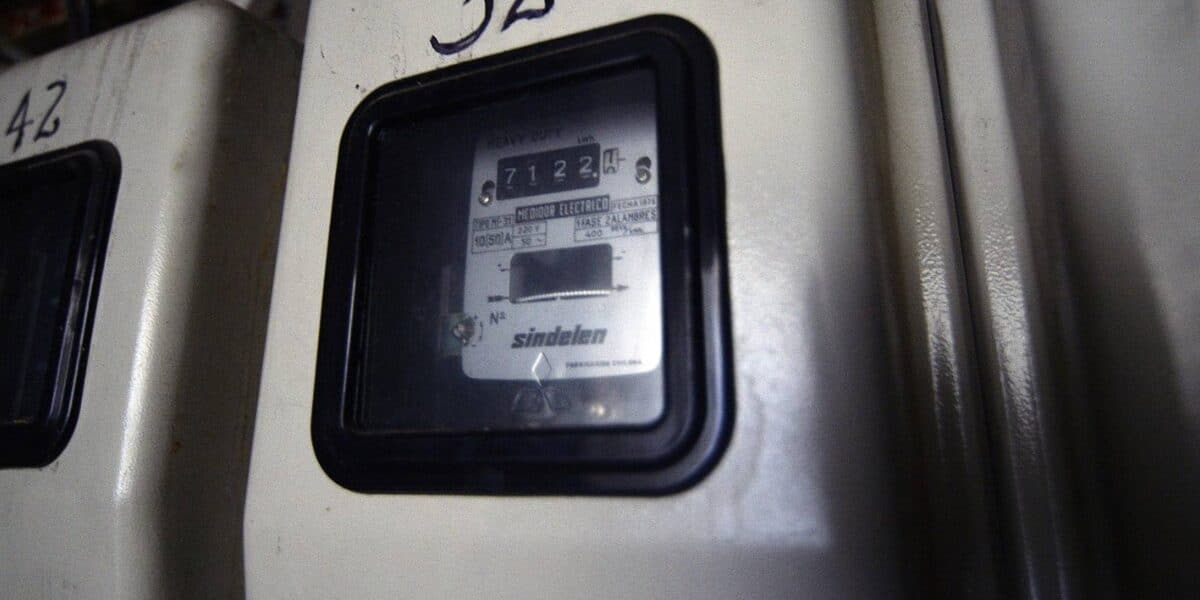 Medidor eléctrico residencial en Chile, en el centro del escándalo por los cobros fantasmas de Enel que derivaron en cargos de la SEC