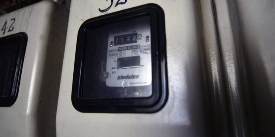 Medidor eléctrico residencial en Chile, en el centro del escándalo por los cobros fantasmas de Enel que derivaron en cargos de la SEC