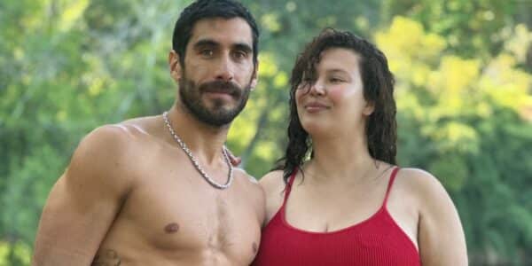 Michelle Carvalho y Pedro Astorga abrazados durante una jornada de trekking