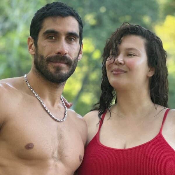 Michelle Carvalho y Pedro Astorga abrazados durante una jornada de trekking