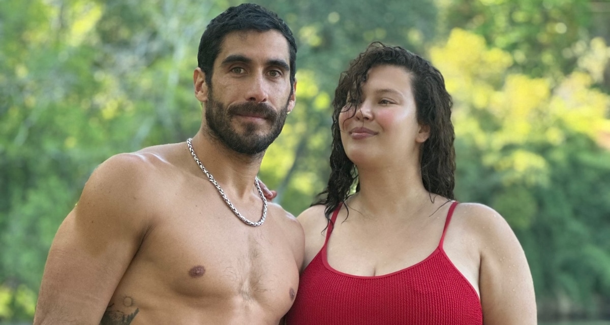 Michelle Carvalho y Pedro Astorga abrazados durante una jornada de trekking
