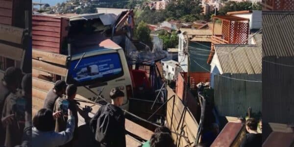 Microbús del transporte público se desbarrancó hacia una vivienda en Playa Ancha, Valparaíso, dejando tres pasajeros lesionados.