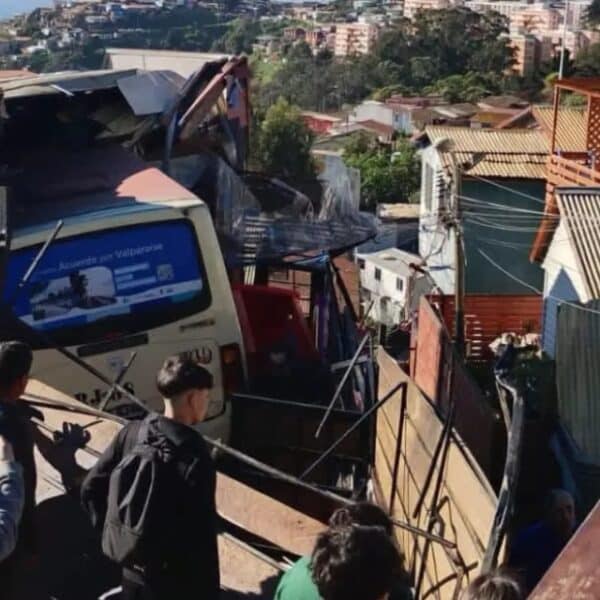 Microbús del transporte público se desbarrancó hacia una vivienda en Playa Ancha, Valparaíso, dejando tres pasajeros lesionados.