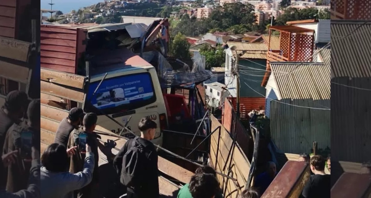 Microbús del transporte público se desbarrancó hacia una vivienda en Playa Ancha, Valparaíso, dejando tres pasajeros lesionados.