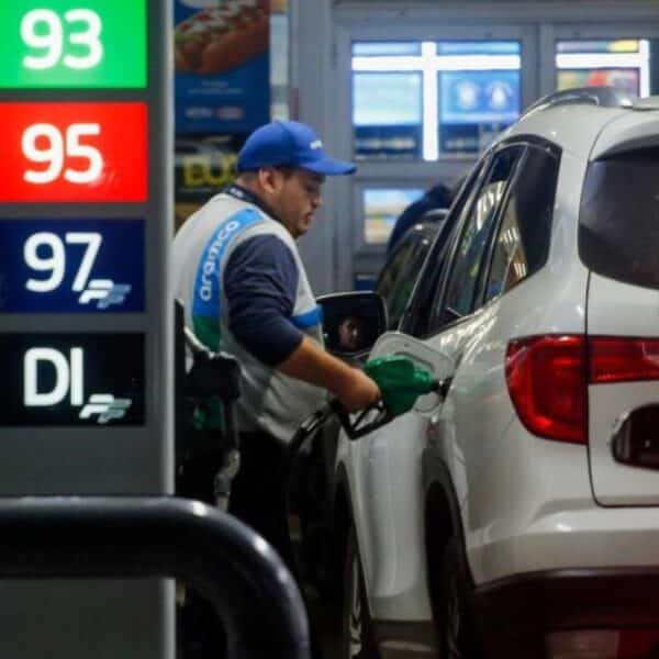 Ministerio de Energía descartó mezclar gasolina con etanol en Chile: la respuesta oficial al reportaje de Reuters y el contexto del alza de bencinas